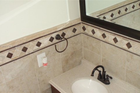 House in Sunrise, Florida 3 bedrooms, 119.1 sq.m. № 1950941 - photo 13