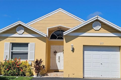 House in Sunrise, Florida 3 bedrooms, 119.1 sq.m. № 1950941 - photo 1