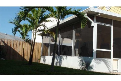 House in Sunrise, Florida 3 bedrooms, 119.1 sq.m. № 1950941 - photo 19