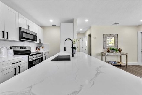 House in Miami Gardens, Florida 4 bedrooms, 106.47 sq.m. № 1938709 - photo 20