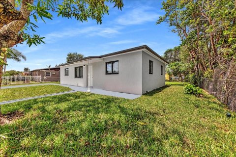 House in Miami Gardens, Florida 4 bedrooms, 106.47 sq.m. № 1938709 - photo 5