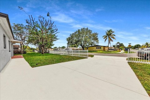 House in Miami Gardens, Florida 4 bedrooms, 106.47 sq.m. № 1938709 - photo 14