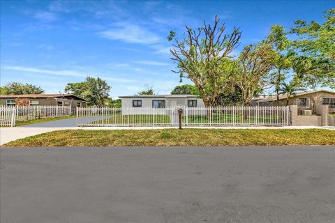 House in Miami Gardens, Florida 4 bedrooms, 106.47 sq.m. № 1938709 - photo 3