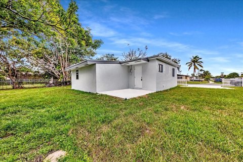 House in Miami Gardens, Florida 4 bedrooms, 106.47 sq.m. № 1938709 - photo 12