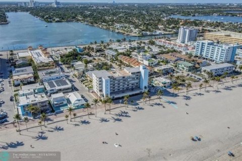 Снять в аренду кондоминиум в Холливуд, Флорида 2 спальни, 97.55м2, № 1820084 - фото 2