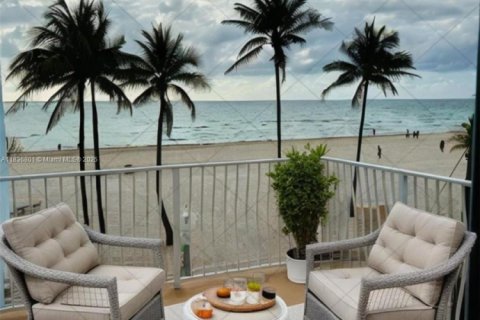 Condominio en alquiler en Hollywood, Florida, 2 dormitorios, 97.55 m2 № 1820084 - foto 6
