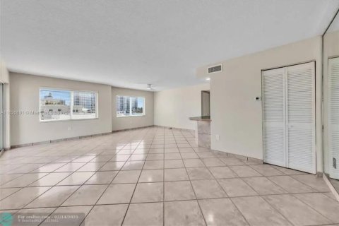 Condominio en alquiler en Hollywood, Florida, 2 dormitorios, 97.55 m2 № 1820084 - foto 12
