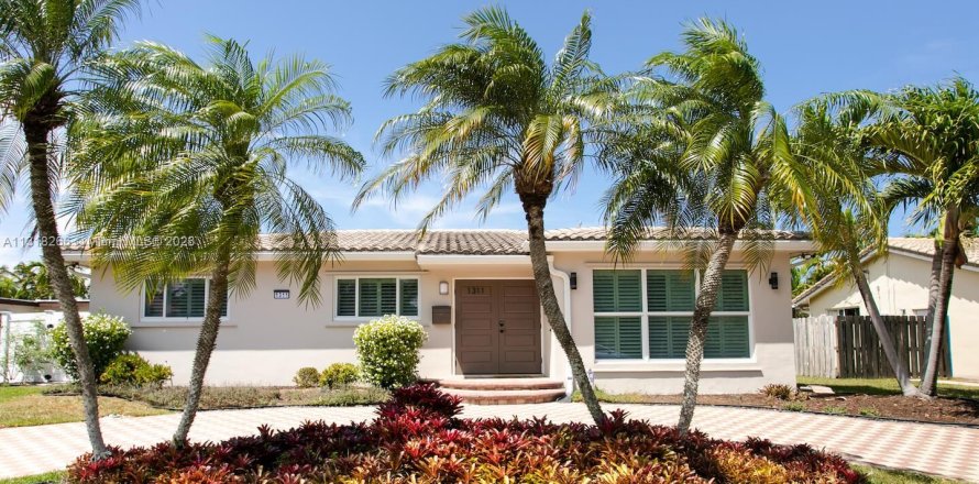 Villa ou maison à Hollywood, Floride 5 chambres, 197.88 m2 № 1863849