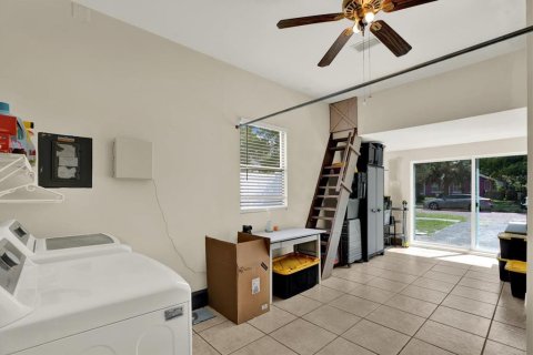 House in Gulfport, Florida 2 bedrooms, 102.56 sq.m. № 2321780 - photo 15