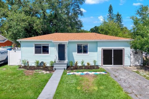 House in Gulfport, Florida 2 bedrooms, 102.56 sq.m. № 2321780