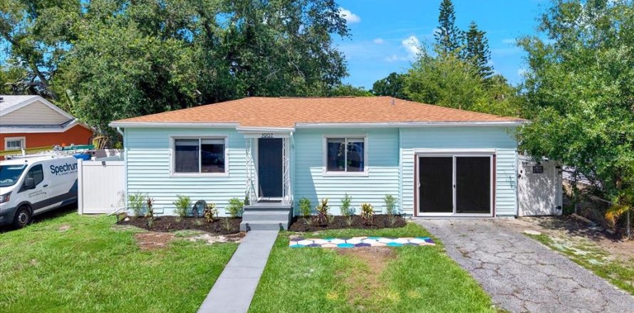 House in Gulfport, Florida 2 bedrooms, 102.56 sq.m. № 2321780