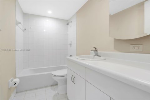 Copropriété à vendre à Miami Lakes, Floride: 2 chambres, 85.28 m2 № 1805954 - photo 16