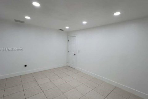 Снять в аренду коммерческую недвижимость в Майами-Гарденс, Флорида 1 спальня, 206.52м2, № 2006484 - фото 5