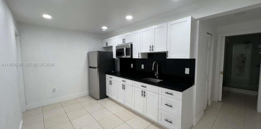 Коммерческая недвижимость в Майами-Гарденс, Флорида 1 спальня, 206.52м2 № 2006484