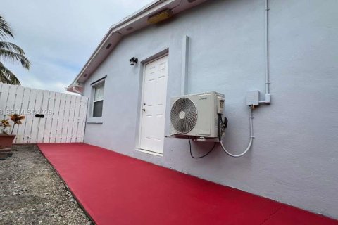 Снять в аренду коммерческую недвижимость в Майами-Гарденс, Флорида 1 спальня, 206.52м2, № 2006484 - фото 7