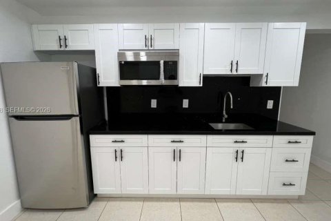 Снять в аренду коммерческую недвижимость в Майами-Гарденс, Флорида 1 спальня, 206.52м2, № 2006484 - фото 2