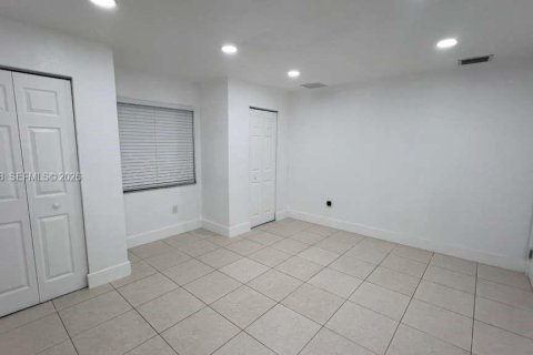 Снять в аренду коммерческую недвижимость в Майами-Гарденс, Флорида 1 спальня, 206.52м2, № 2006484 - фото 4