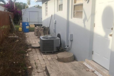 House in Palm Springs, Florida 3 bedrooms, 133.59 sq.m. № 1120990 - photo 1