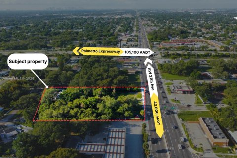 Propiedad comercial en Miami Gardens, Florida № 2088680