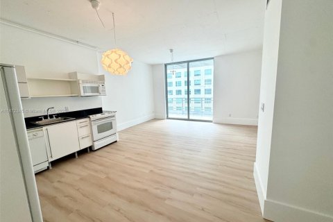 Condo in Miami, Florida, 1 bedroom  № 1926264 - photo 3
