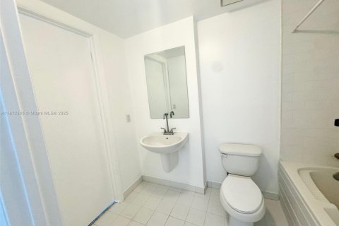 Condo in Miami, Florida, 1 bedroom  № 1926264 - photo 7