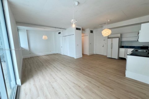 Condo in Miami, Florida, 1 bedroom  № 1926264 - photo 4