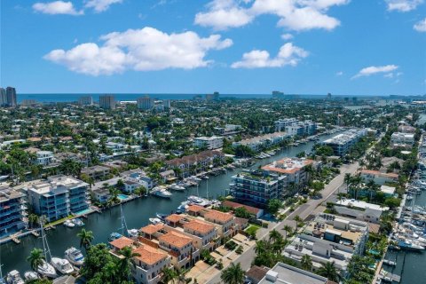 Touwnhouse à louer à Fort Lauderdale, Floride: 3 chambres, 286.14 m2 № 1051020 - photo 1