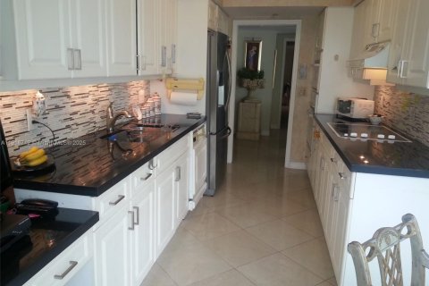 Condo in Sunny Isles Beach, Florida, 3 bedrooms  № 2082531 - photo 10