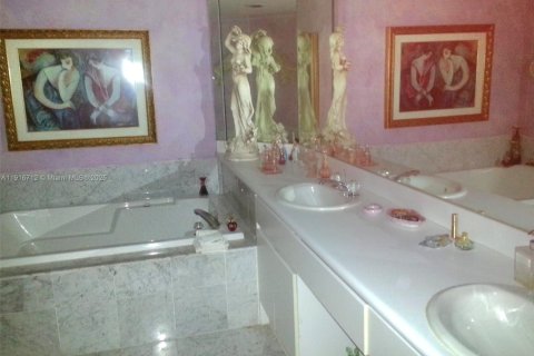 Condo in Sunny Isles Beach, Florida, 3 bedrooms  № 2082531 - photo 14