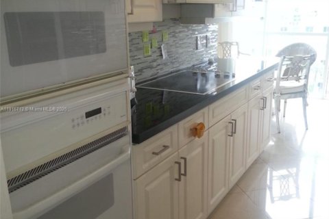 Condo in Sunny Isles Beach, Florida, 3 bedrooms  № 2082531 - photo 12