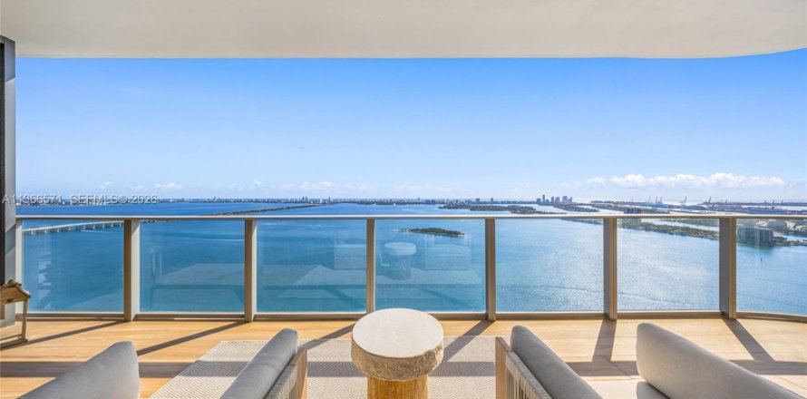 Condo in Miami, Florida, 4 bedrooms  № 2033583