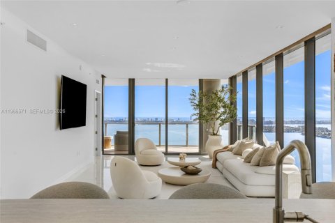 Condo in Miami, Florida, 4 bedrooms  № 2033583 - photo 24