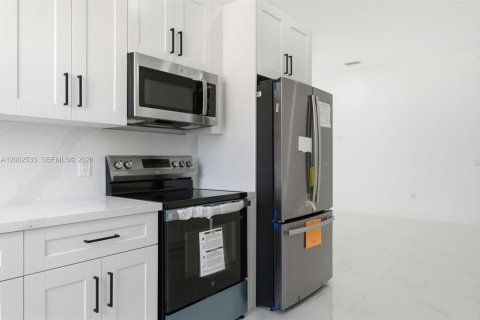 Купить виллу или дом в Лихай-Эйкерс, Флорида 4 спальни, 167.22м2, № 2066299 - фото 10