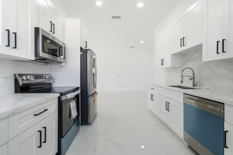 Купить виллу или дом в Лихай-Эйкерс, Флорида 4 спальни, 167.22м2, № 2066299 - фото 8