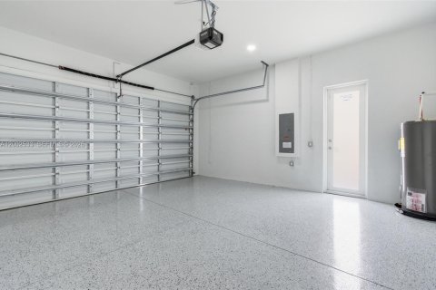 Купить виллу или дом в Лихай-Эйкерс, Флорида 4 спальни, 167.22м2, № 2066299 - фото 15