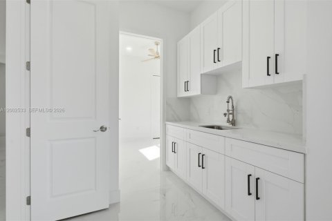 Купить виллу или дом в Лихай-Эйкерс, Флорида 4 спальни, 167.22м2, № 2066299 - фото 19