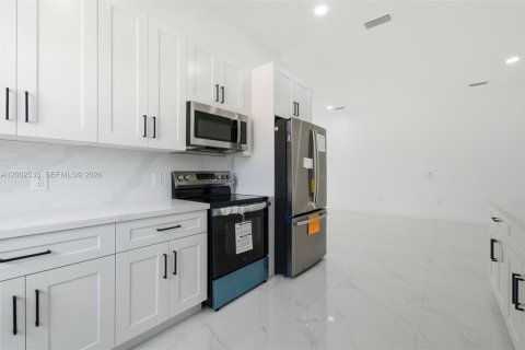 Купить виллу или дом в Лихай-Эйкерс, Флорида 4 спальни, 167.22м2, № 2066299 - фото 9