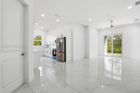 Купить виллу или дом в Лихай-Эйкерс, Флорида 4 спальни, 167.22м2, № 2066299 - фото 6