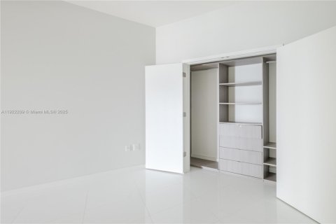 Condo in Miami, Florida, 3 bedrooms № 1976130 - photo 21