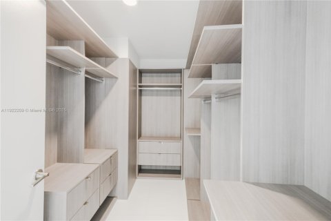 Condo in Miami, Florida, 3 bedrooms № 1976130 - photo 7