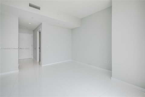 Condo in Miami, Florida, 3 bedrooms № 1976130 - photo 18