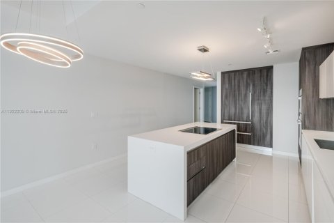 Condo in Miami, Florida, 3 bedrooms № 1976130 - photo 3
