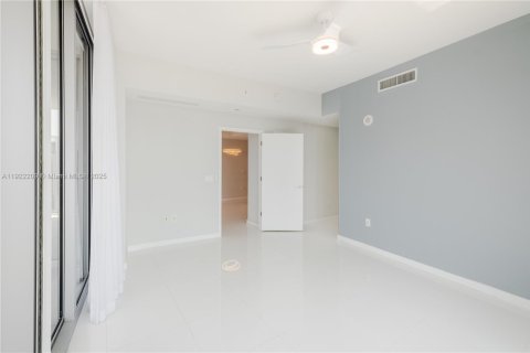 Condo in Miami, Florida, 3 bedrooms № 1976130 - photo 6