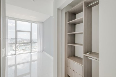 Condo in Miami, Florida, 3 bedrooms № 1976130 - photo 17