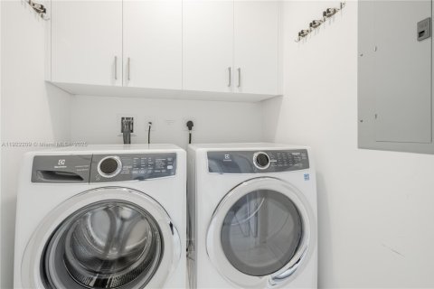 Condo in Miami, Florida, 3 bedrooms № 1976130 - photo 23