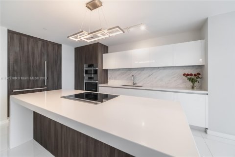 Condo in Miami, Florida, 3 bedrooms № 1976130 - photo 1