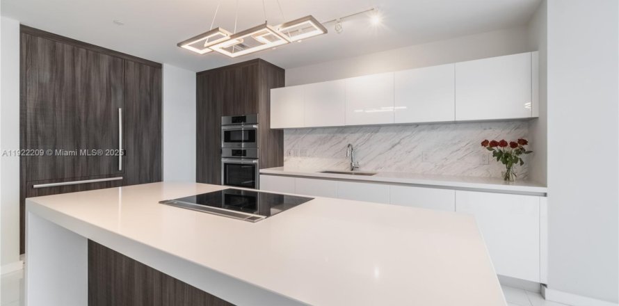 Condo in Miami, Florida, 3 bedrooms № 1976130