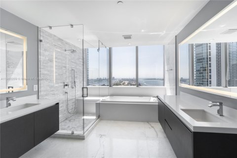 Condo in Miami, Florida, 3 bedrooms № 1976130 - photo 9