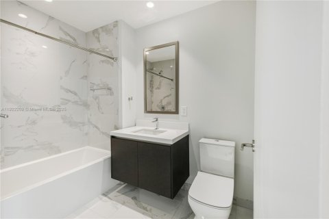 Condo in Miami, Florida, 3 bedrooms № 1976130 - photo 19