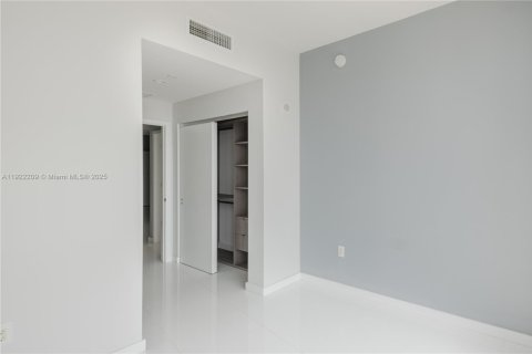 Condo in Miami, Florida, 3 bedrooms № 1976130 - photo 15